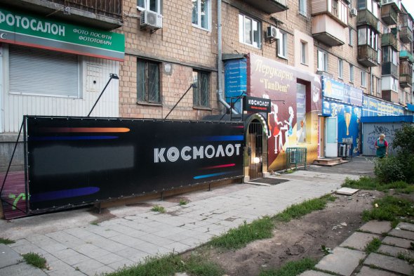 Возле  парка в Киеве неизвестный подрезал ножом мужчину