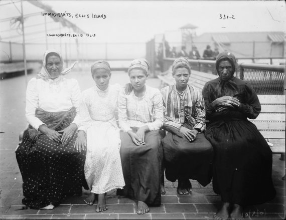 Мигранты прибывают за новой жизнью на остров Эллис, Нью-Йорк в конце XIX в.