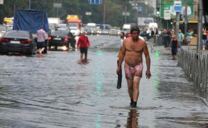 29 і 30 липня в Києві вирувала негода - гроза з проливним дощем і сильний вітер. Фото: volyn24.com