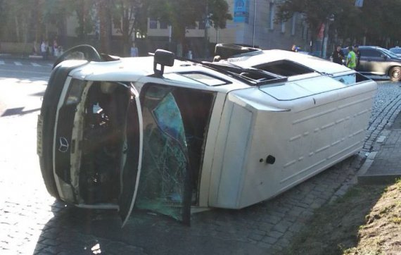 В Днепре автомобиль Hyundai столкнулся с маршрутным такси №157. Многие пострадавшие