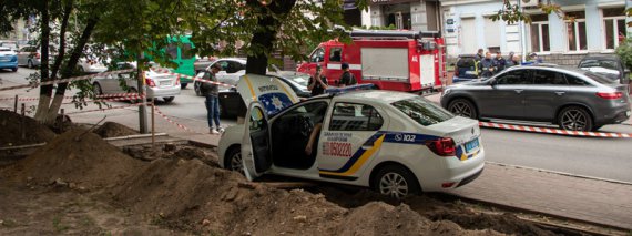 На вул. Тарасівській в Києві автомобіль Renault служби держохорони з'їхав з дороги  і врізався в дерево.  Водій помер, попередньо - від серцевого нападу