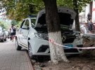 На ул. Тарасовской в ​​Киеве автомобиль Renault службы госохраны съехал с дороги и врезался в дерево. Водитель умер, предварительно - от сердечного приступа