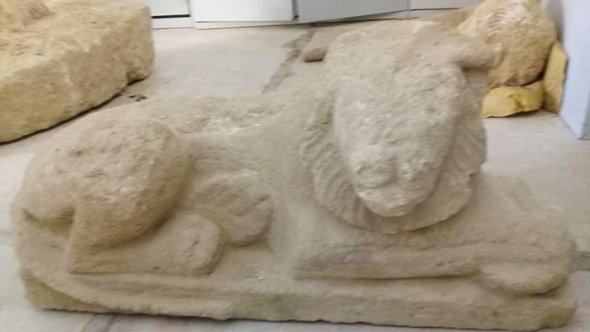 Статуи  львов обнаруженные в храме