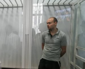 Віталія Глазунова з села Ковалівка на Полтавщині підозрюють у вбивстві власних батьків. На суді він просив відпустити його під домашній арешт