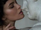 Даша Астаф'єва знялась в естетичній фотосесії з гіпсовим бюстом 