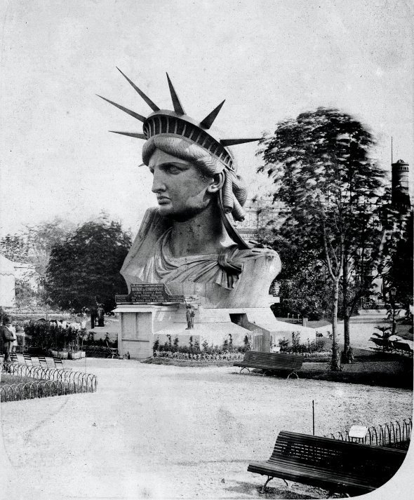 Перед відправкою до Нью-Йорка голову статуї Свободи показували на виставці в Парижі 1878 року