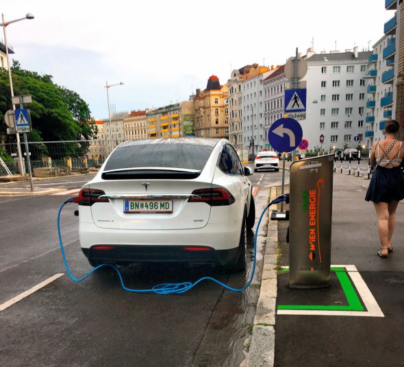 Електромобіль Tesla Model X  вартістю майже 100 тисяч доларів заряджається на одній із вулиць Відня