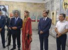 Художник показал свои картины, а также национальную одежду страны, которую все желающие могли примерить.