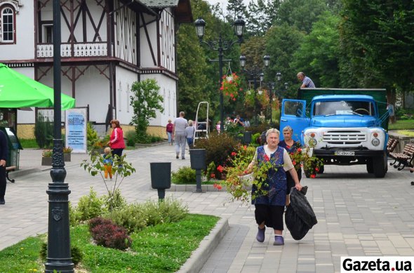 В центре Трускавца высаживают цветы