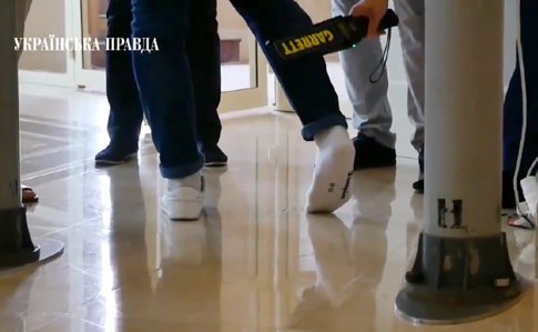 По просьбе сотрудников УГО депутаты "Слуги народа" вынуждены были снять обувь.