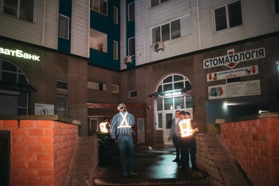 В Киеве из окна многоэтажки выбросилась женщина. На вид погибшей было не более 30 лет