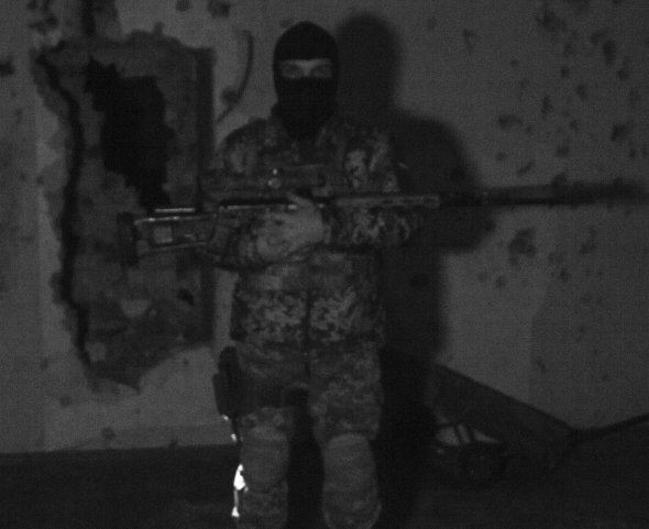 Снайпер ЗСУ з гвинтівкою СВД на позиціях поблизу Мар'їнки. Грудень 2017