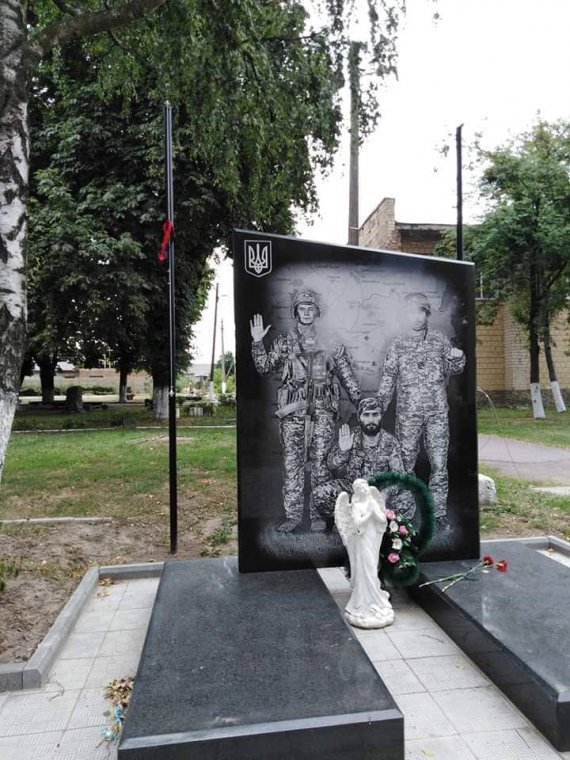 Вандали познущалися над пам’ятником загиблим воїнам АТО в Іллінцях