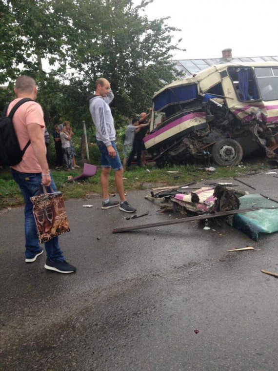 У Струсові Теребовлянського району на Тернопільщині    зіткнулись фура і рейсовий автобус. Чи є потерпілі - поки невідомо