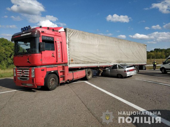 На Харківщині легковик влетів під вантажівку. Троє загиблих