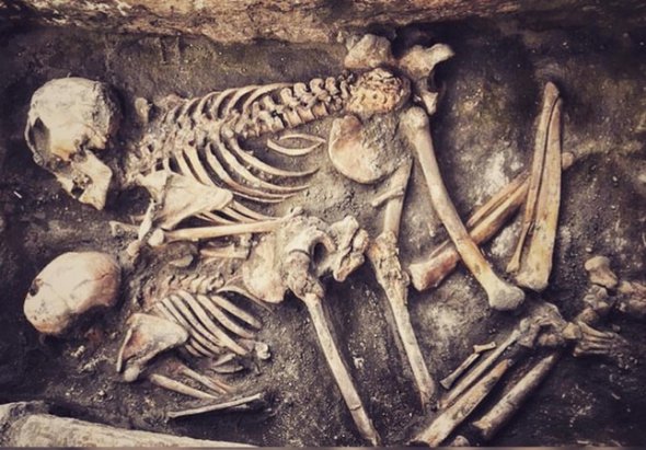 Знайшли скелети батька з донькою, яким 5 тис. років