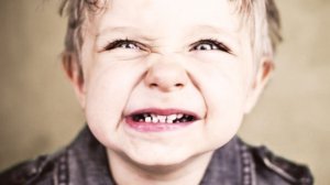 Скрегіт зубами зустрічається у трьох із 10 дітей від двох до семи років. У більшості випадків зникає після зміни молочних зубів на постійні