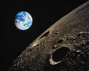 Ученые нашли показания огромных залежей льда на Луне. Фото: sovetolog.com