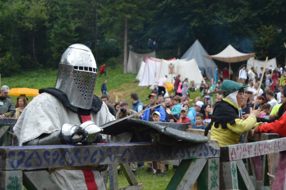Лицарські бої, виступи вершників на конях та смачна їжа Середньовіччя - як відгримів історичний фестиваль