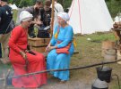 Рыцарские бои, выступления всадников на лошадях и вкусная еда Средневековья - как отгремел исторический фестиваль