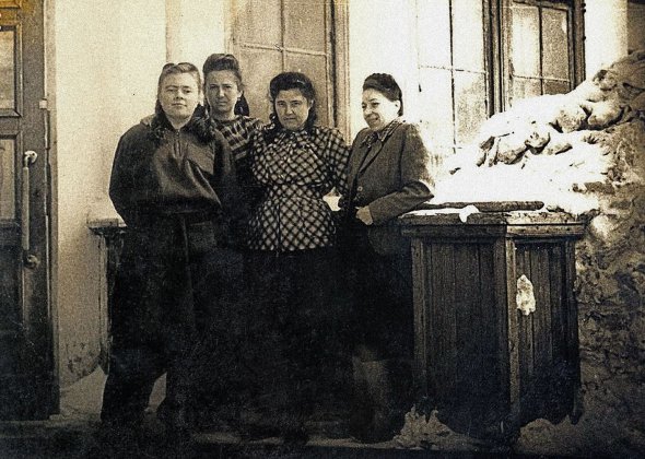 Іванна Мащак (перша праворуч) була засуджена радянською владою за ”державну зраду” на 10 років таборів. Покарання відбувала на Колимі Магаданської області Росії. Червень 1954 року
