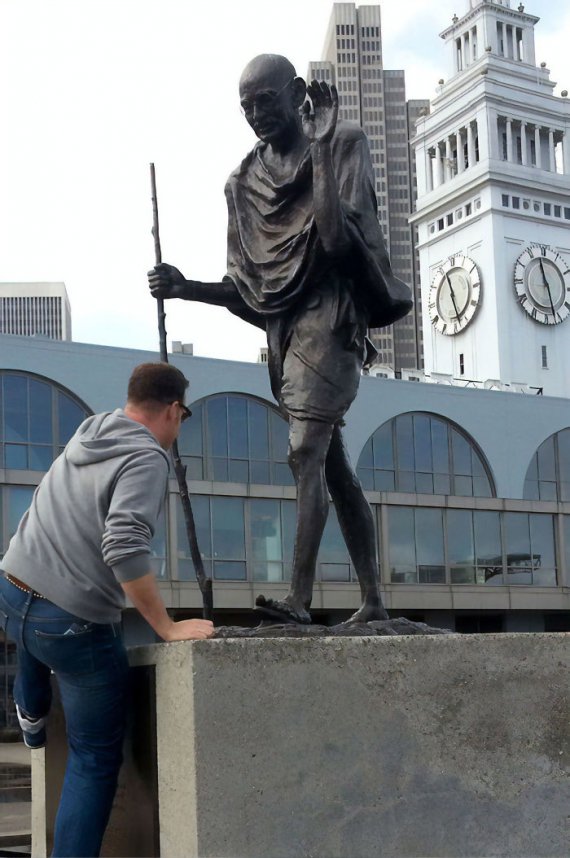 Вандалы в Сан-Франциско добавили к бронзовой скульптуры Махатмы Ганди горящие красные глаза. Их становится видно ночью.  Создается впечатление, что с туманной темноты выходит робот