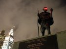 Вандали у Сан-Франциско додали до бронзової скульптури Магатми Ганді палаючі червоні очі. Їх стає видно вночі.  Виникає враження, що з туманної темряви виходить робот