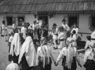 Деревенская свадьба. Деревня Михальцы, Северная Буковина, Молдавская ССР, 1940. 