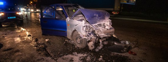 У Києві   при в'їзді на Жулянський міст  зіткнулися   Honda Pilot і  Daewoo Lanos.  Від зіткнення останній загорівся