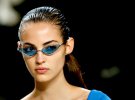 Супервузькі окуляри, стиль яких можна визначити як ретрофутуризм, не захищають від сонця