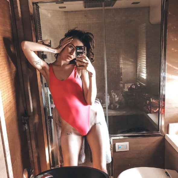 Надя Дорофеева поделилась откровенным фото в купальнике