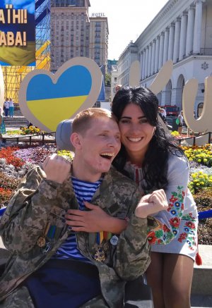 Альона Тимошенко та Вадим Ушаков познайомилися 2013-го. Три роки тому почали жити разом. Одружилися після того, як чоловік підірвався на міні під Авдіївкою на Донеччині
