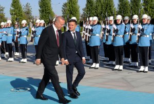 Президент ­України ­Володимир ­Зеленський і глава Туреччини Реджеп Таїп Ердоган розмовляють під час церемонії привітання в Президентському палаці в Анкарі. 7 серпня 2019 року, Туреччина