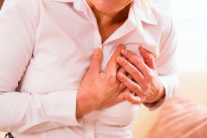 Головний симптом серцевої недостатності — задишка при мінімальному фізичному навантаженні. Також спостерігається підвищена стомлюваність, набряки обличчя й рук