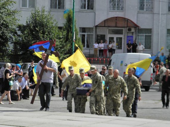 Попрощалися з солдатом Сергієм Шандрою