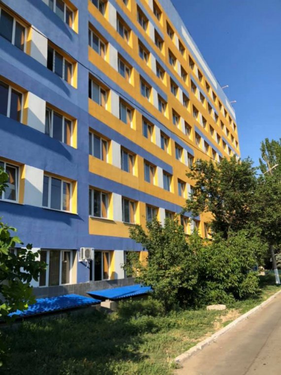 Фасад обласної лікарні відремонтували