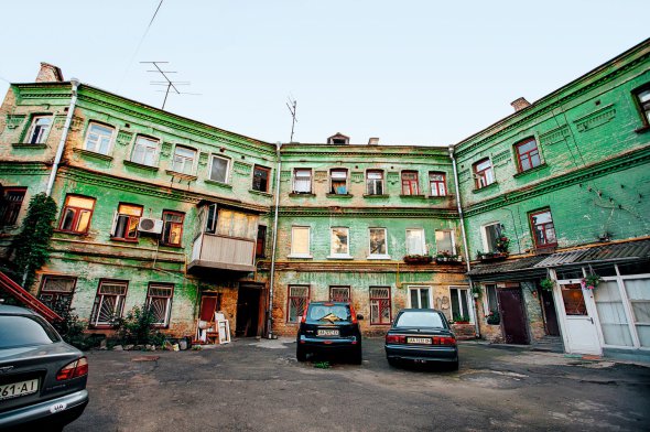 Двір будинку на столичній вулиці Хорива Софія Грабовецька називає одним зі своїх улюблених. Земельна ділянка, де він розташований, раніше належала професору Миколі Іванишеву