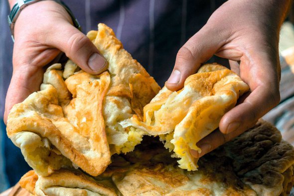 Плачинду – сирний пиріг із листкового тіста – готують у Румунії десятками способів. Можна запікати й смажити.  Такі пироги давали пастухам, коли вони йшли з вівцями в гори