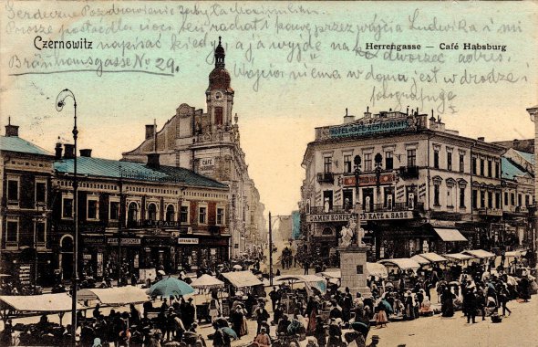 Площа Ринок у Чернівцях, кінець XIX століття. На протилежному боці майдану був готель  ”Під чорним орлом”, де у 1859–1861 роках жив Юрій Федькович