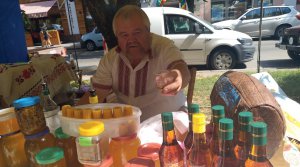 60-річний Сергій Хохич із села Мильці Полтавського району продає на ярмарку медове вино власного виробництва