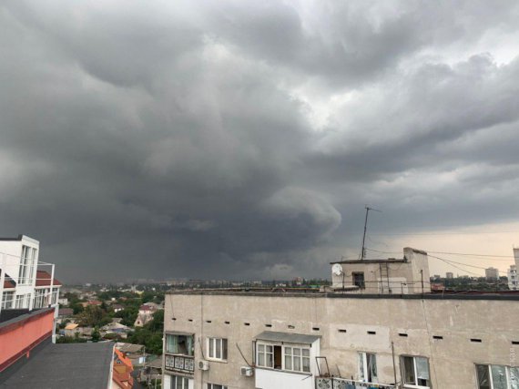 Одессу накрыла непогода. Фото: Думская