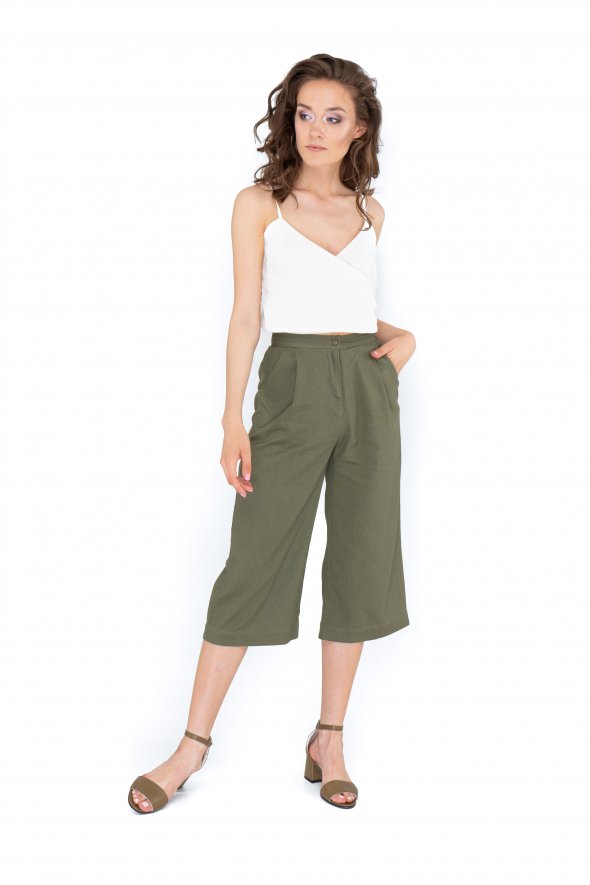 Оливковий колір прекрасно підкреслює засмаглу шкіру