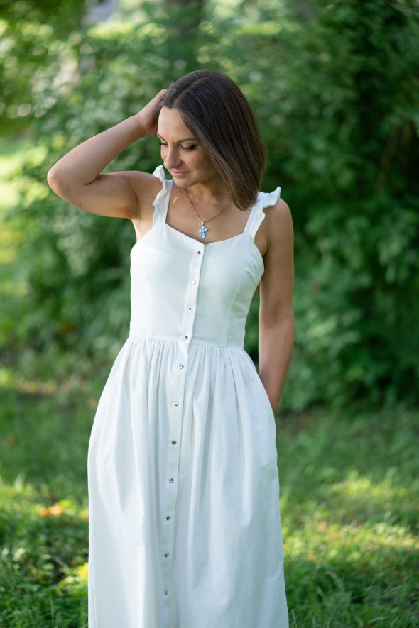 Біла сукня з незвичайними бретельками