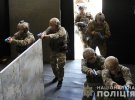 Иструкторы американского спецподразделения SWAT провели учения по освобождению заложников для сотрудников КОРДа.