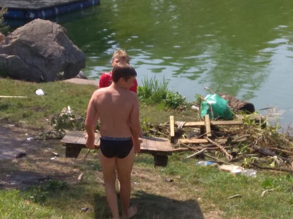 Молодь прибирає парк у Білій Церкві