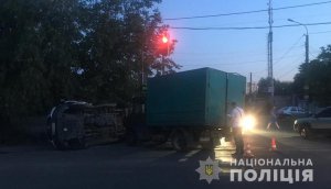 У Дніпрі сталася аварія за участі вантажівки та автомобіля "швидкої". Фото: Нацполіція