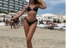 Оля Полякова позировала в сексуальных бикини на пляже 