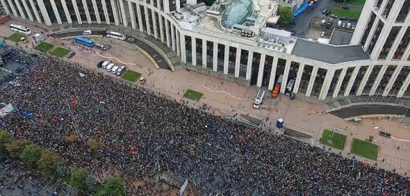 На останній акції протесту в Москві зібралось майже 50 тисяч людей.