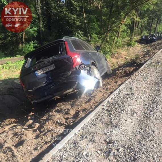 У Києві вантажівка   Volvo   розтрощила 2 легковики, які стояли на узбіччі