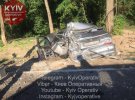 В Киеве грузовик Volvo разбил 2 легковушки, которые стояли на обочине